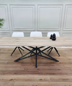 Eiken tafel met afgeronde hoeken met Ster onderstel