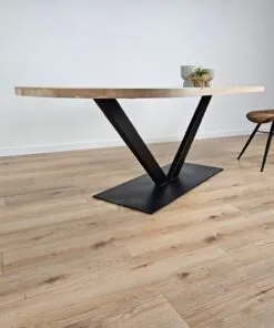 Alternative view of Eiken plat ovale tafel met V-Poot
