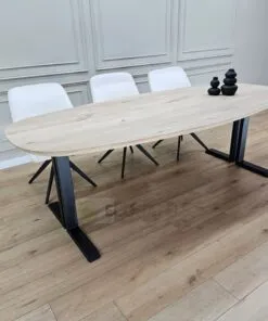 Alternative view of Eiken Deens ovale tafel met Dubbele L poten