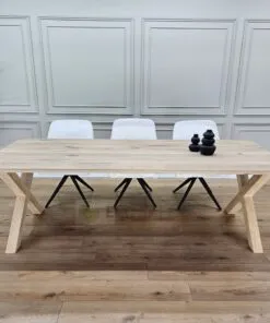 Eiken tafel met afgeronde hoeken met X poten