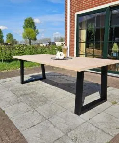 Douglashout tuintafel met Trapezium poten