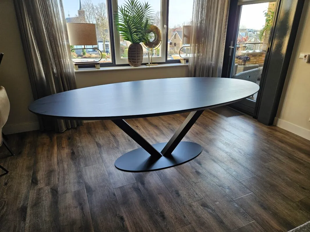 Eiken ovale tafel