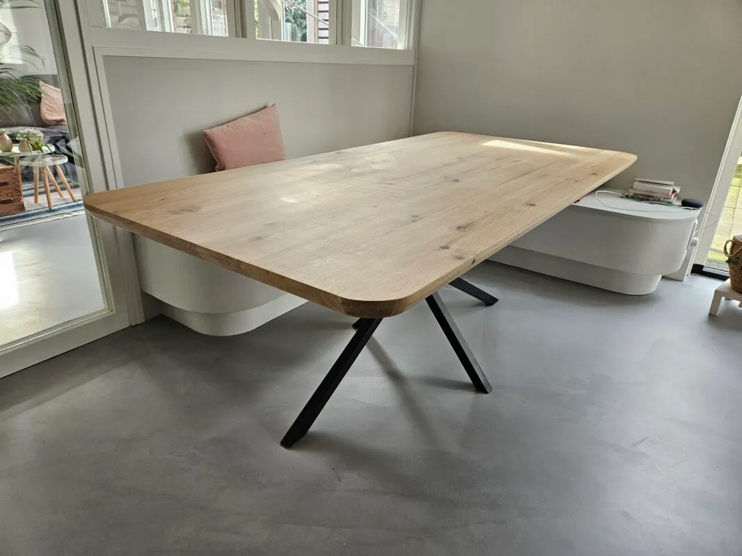 Eiken tafel met afgeronde hoeken
