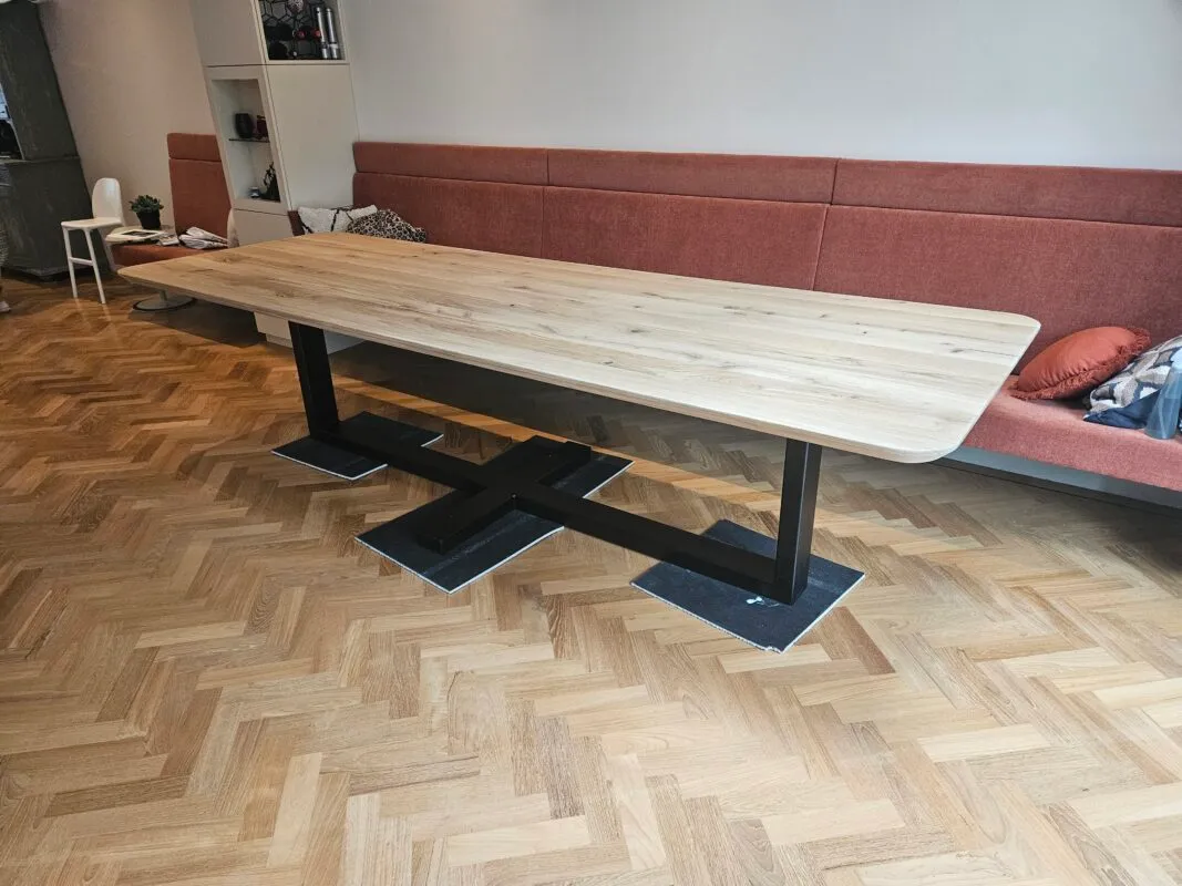 Eiken tafel met afgeronde hoeken