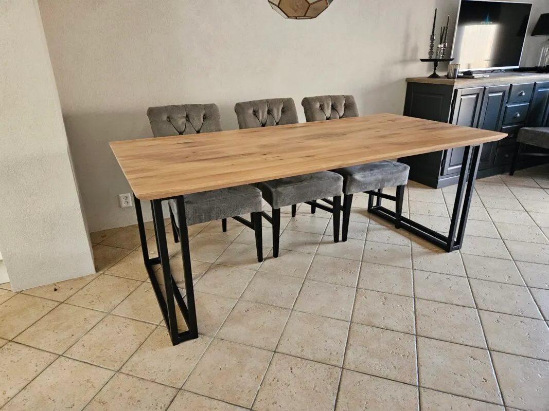 Eiken rechte tafel met verhongde rand