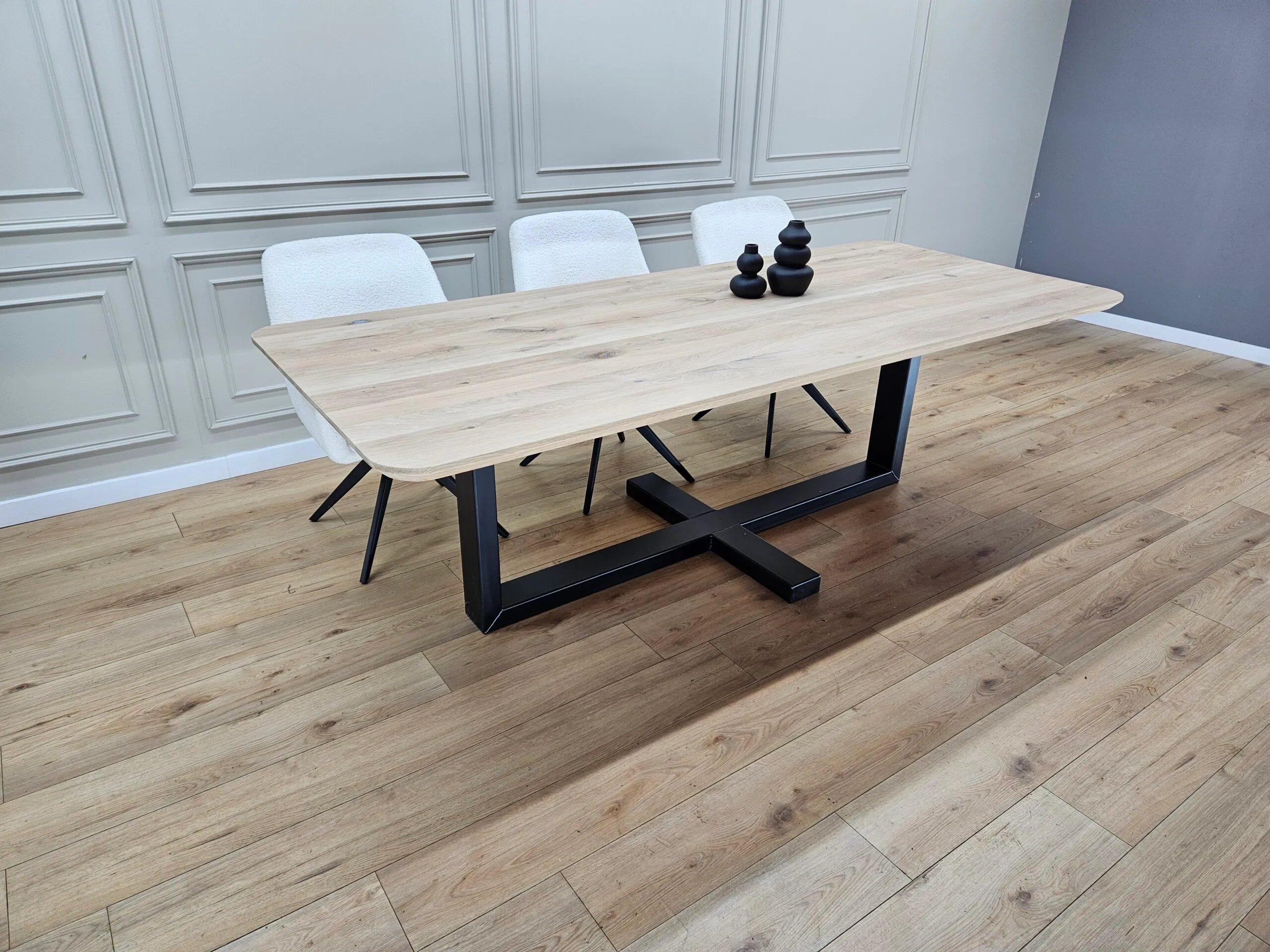 Eiken tafel met afgeronde hoeken