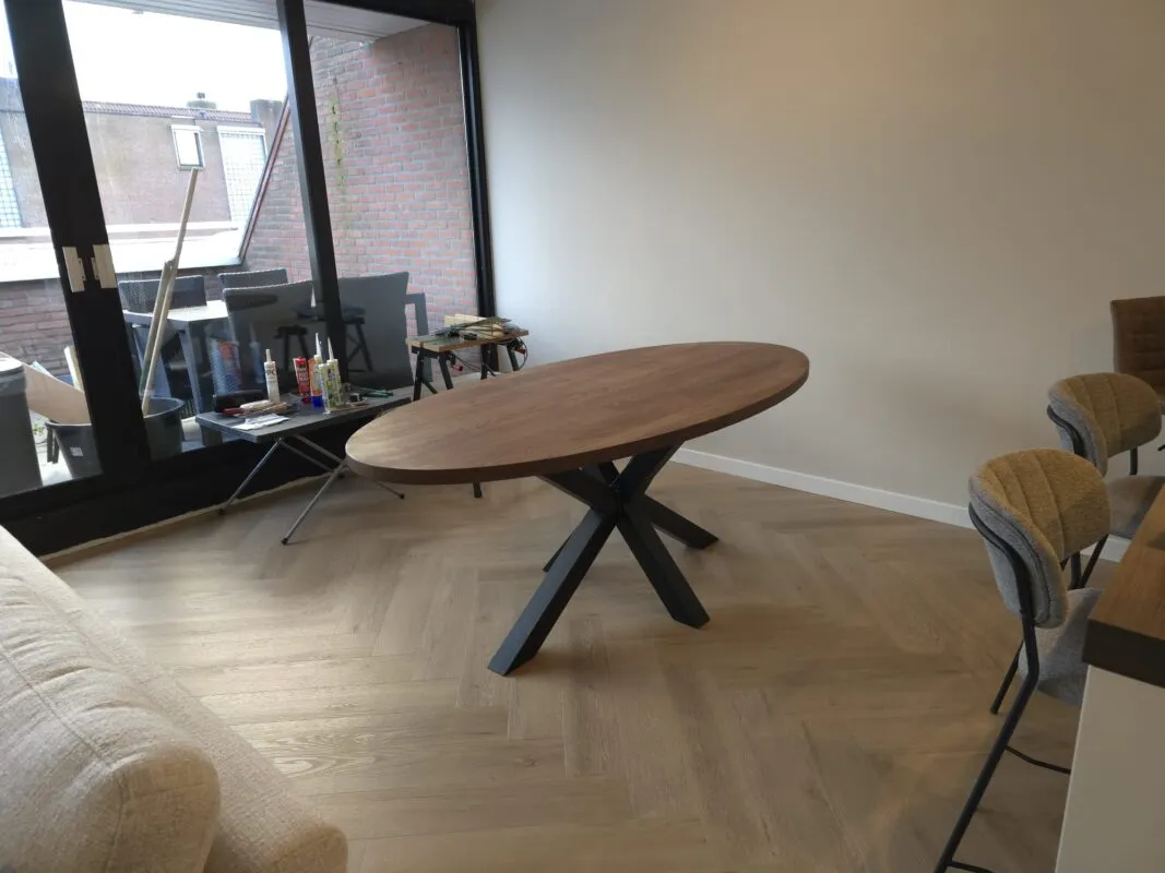 Eiken ovale tafel